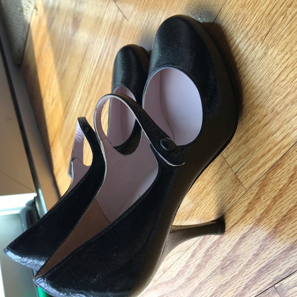 BRAND NEW DELMAN SIZE 5 PATENT DARK BROWN PUMPS WITH STRAP